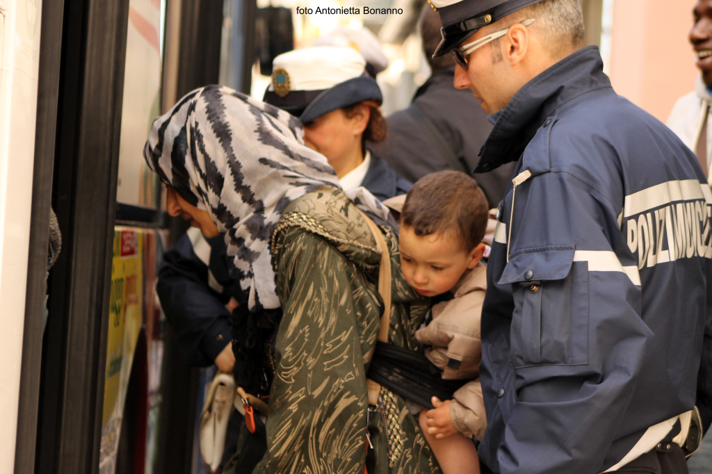 Operazioni di sgombero nello stabile occupato a Via Don Minzoni. (foto ANTONIETTA BONANNO)