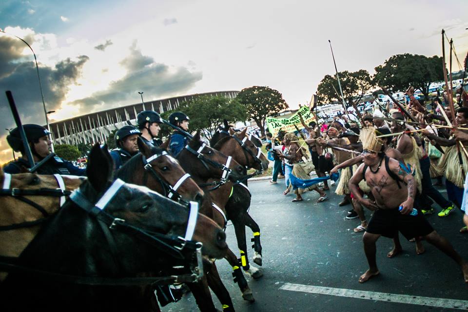 Marcha pacífica liderada por indígenas é interceptada por Cavalaria da Polícia ao se aproximar do Estádio Mané Garrincha.