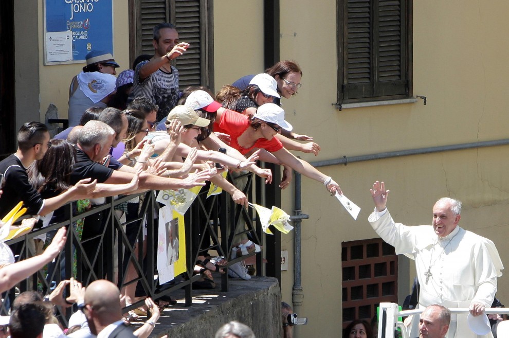 Papa Francesco per le strade di Calabria (agf)