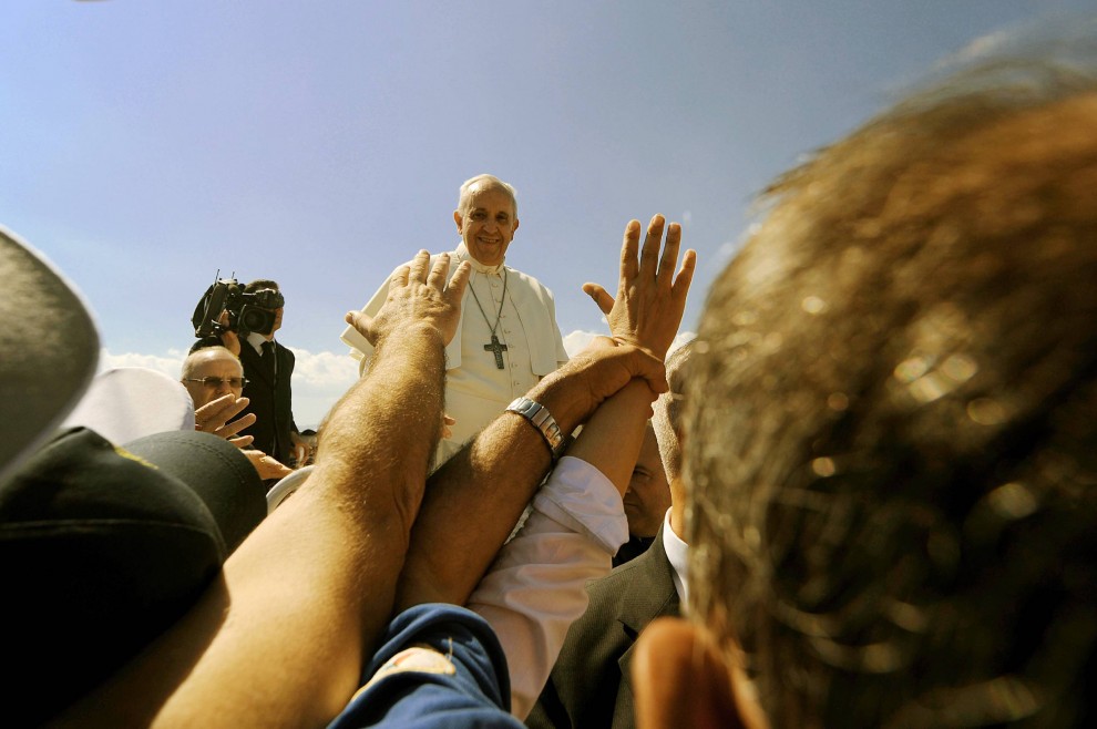 Papa Francesco arriva nella spianata di Sibari (Fotogramma)