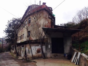 Lo stato di attuale degrado dell'ex centro sociale Gramna di contrada Caricchio a Cosenza