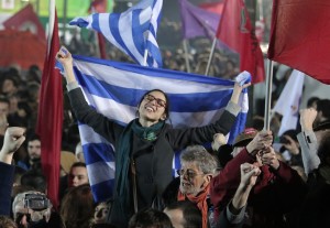 La folla in piazza ad Atene per la vittoria di Syriza e Alexis Tsipras (FOTO AP/Ansa)