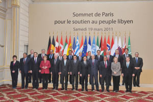 Vertice Straordinario dei Capi di Stato e di Governo sulla crisi libica (ingrandire faccia di Berlusconi).
