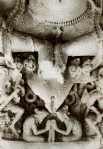 Adorazione dello yoni - Tempio Chaunsat Yogini - foto di Arturo Schwarz (La donna e l'amore al tempo dei miti. La valenza iniziatica ed erotica del femminile, Garzanti 2009)